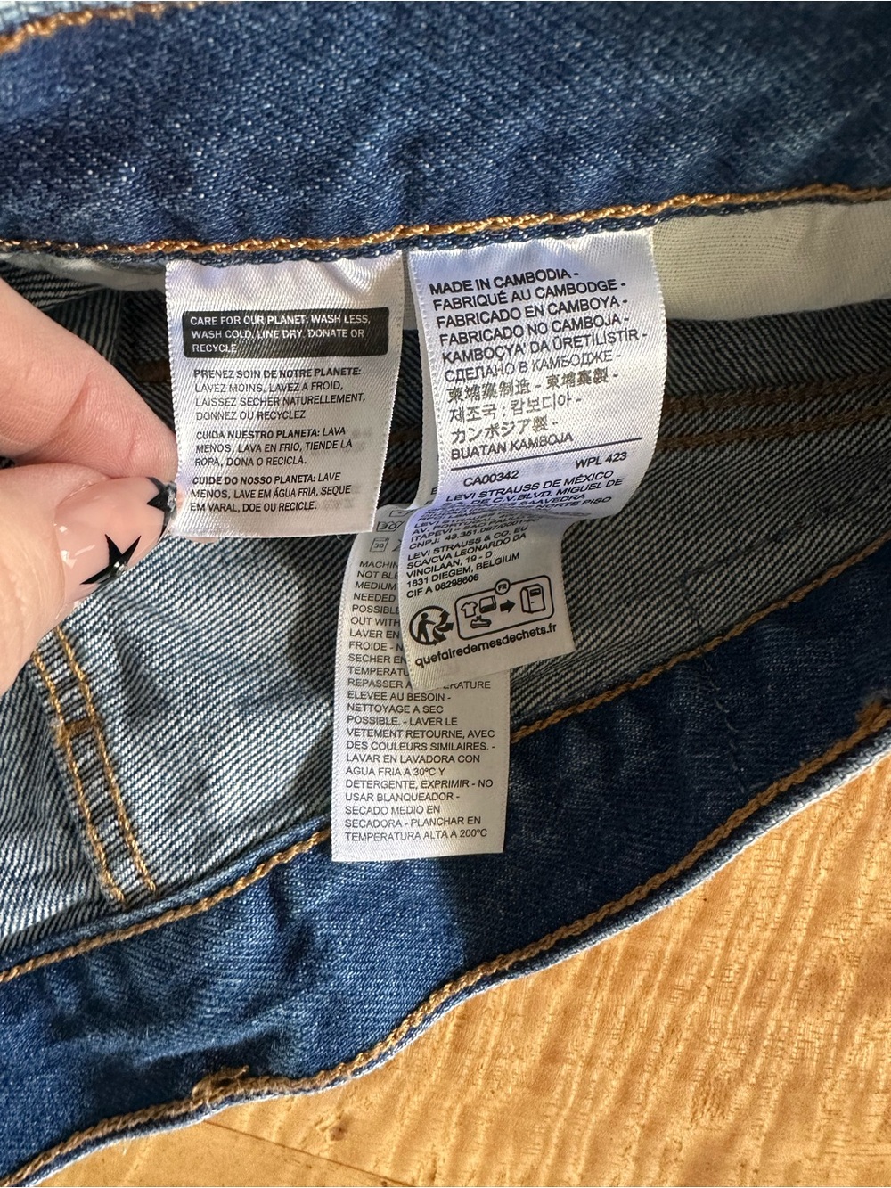 Levi’s distressed shorts - Picture 3 of 5
